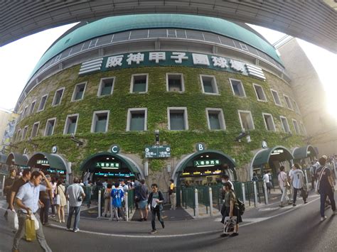 甲子園球場 最寄り駅 ～その魅力と周辺の秘密～